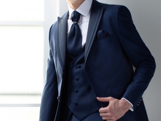 abito sposo blu elegante diverso